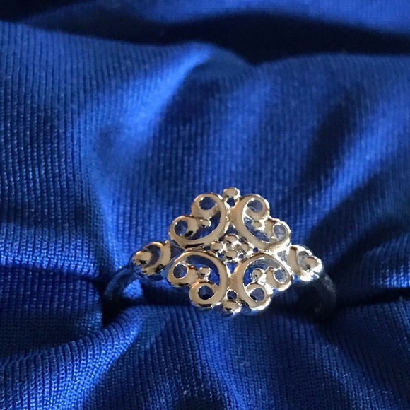 Sterling silver flower ring - Picture 1 of 2